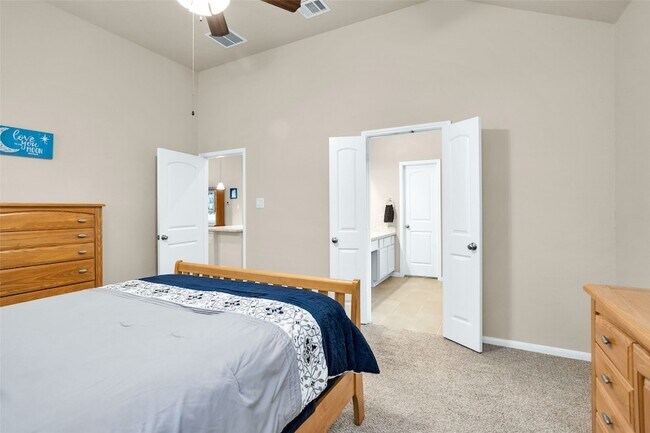Building Photo - 18806 Legend Oaks Dr