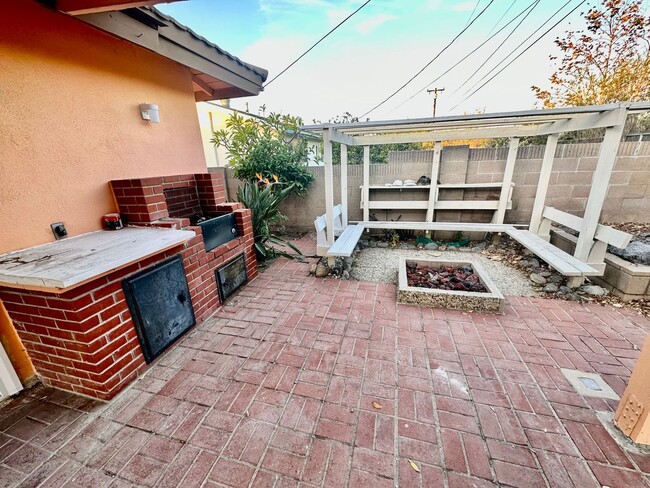 Building Photo - Spacious Newly Remodeled 4 Bedroom Orange ...