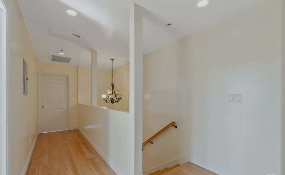 Building Photo - 2020 Hillcrest Dr