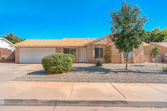 Building Photo - 3 Bedroom 2 bathroom home located near the...