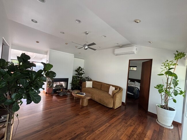 living - 11818 Pacific Ave