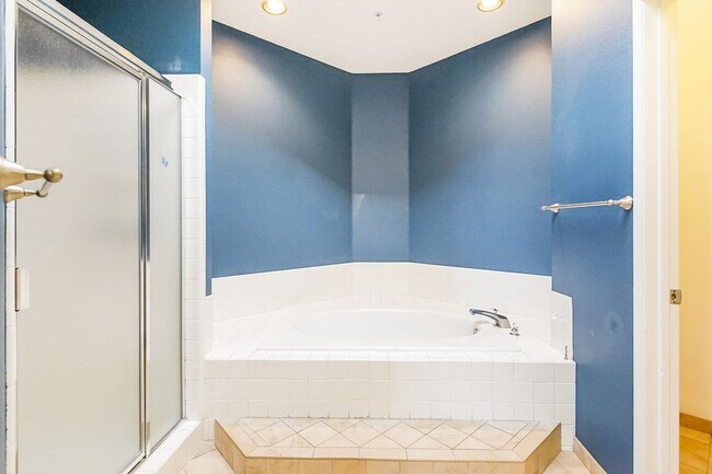 Building Photo - PENTHOUSE-STYLE UNIT IN SIGNAL HILL  w/180 degree Views 3Br/2Ba $3750mo