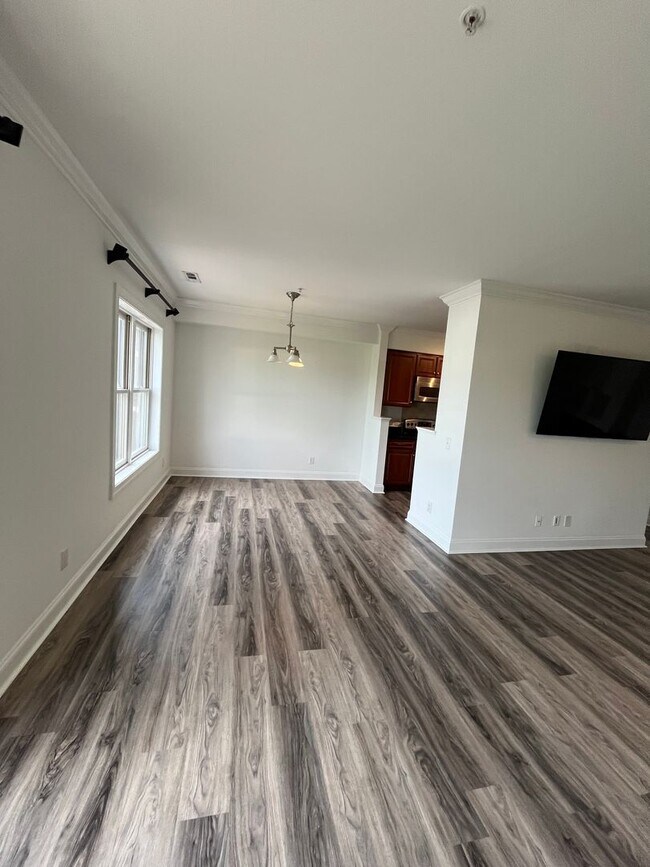 Building Photo - Modern condo  in the center of shopping , restaurants and entertainment venues.