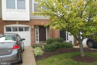Building Photo - Stylish Townhome in a Convenient Location