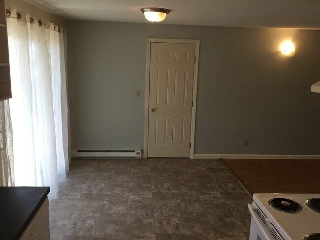 Building Photo - 3 Bedroom House in College Hill Neighborhood