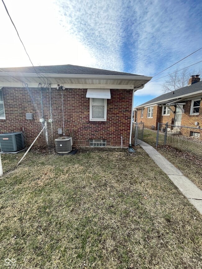 Building Photo - 833 N Emerson Ave