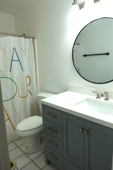 Upstairs Hall Bath - 1333 Holliday Dr