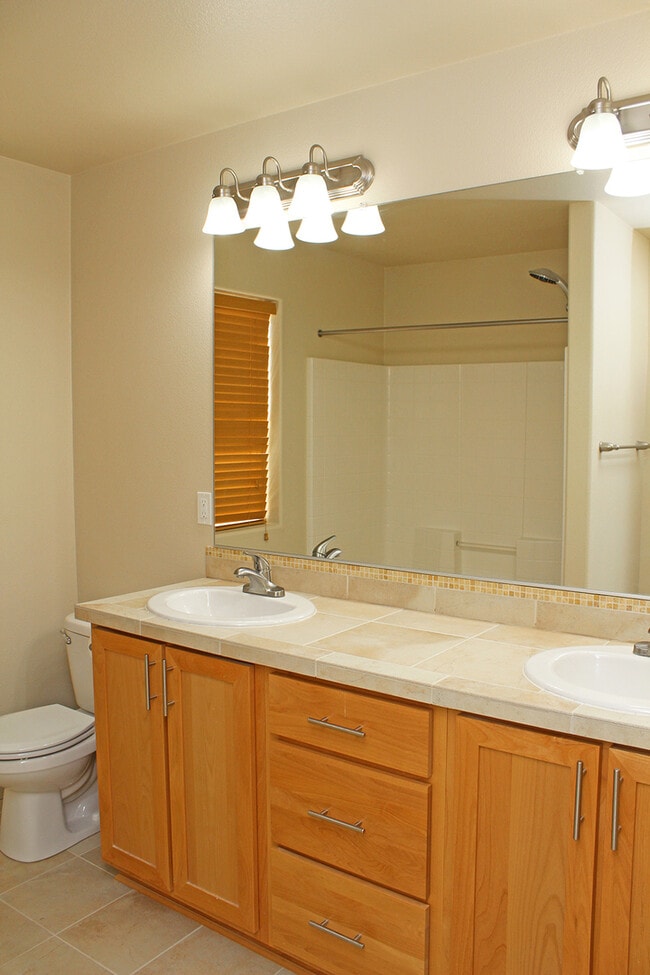 Building Photo - 321 NE Edgeway Drive