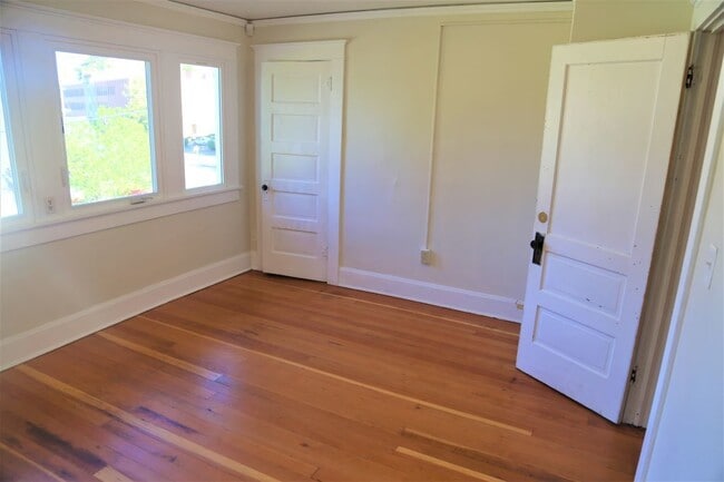 Building Photo - ON MONROE! Remodeled 4 Bed/2 Bath Better than on Campus