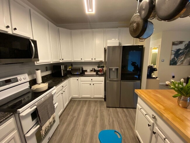 Building Photo - Your dream home is ready to welcome you wi...