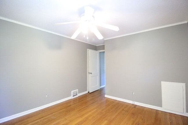 Building Photo - 2 Bedroom 1 Bath Home in Roeland Park
