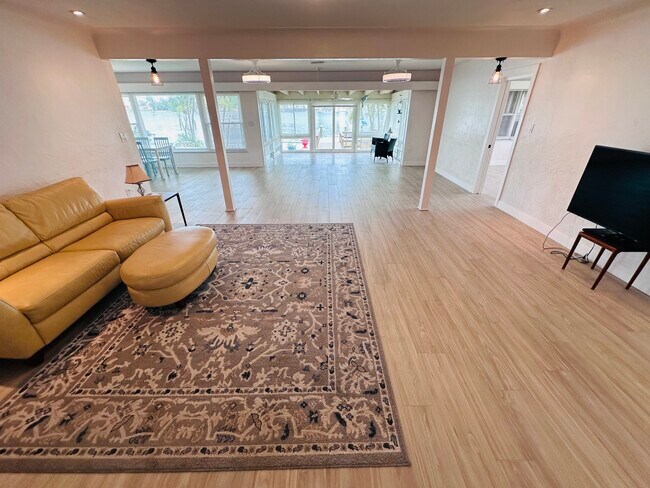 Building Photo - 3536 Belle Vista Dr E