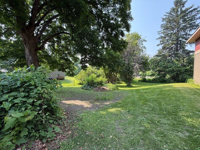 Building Photo - Charming 3-Bedroom Single Family Home in C...