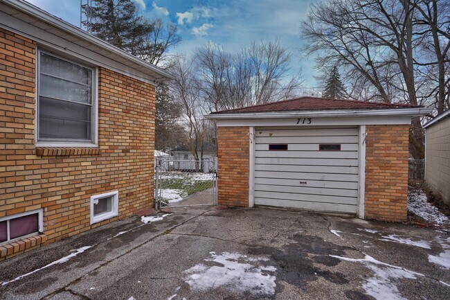 Building Photo - 713 St Clair St