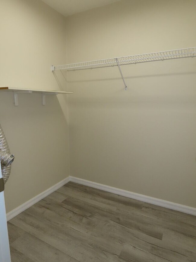 Building Photo - Spacious 4 Bedroom Pool Home Plus Addition...