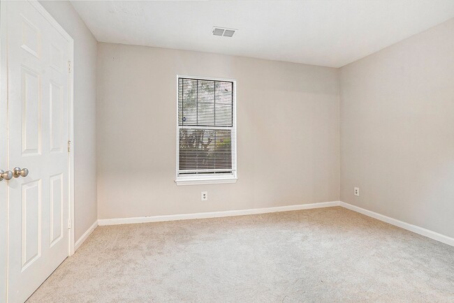 Building Photo - Newly Renovated 2BR/2BA Condo!