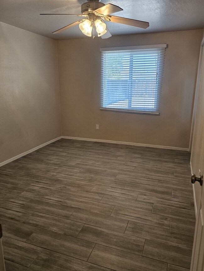 Building Photo - Great 3/2 in NE Phoenix with brand new flo...