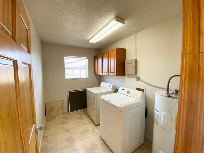 Building Photo - 910 11th Ave NW