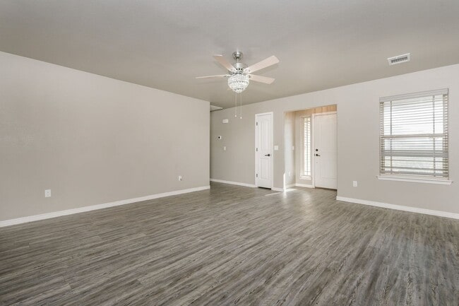 Building Photo - 4 BEDROOM!!! Located in River Road