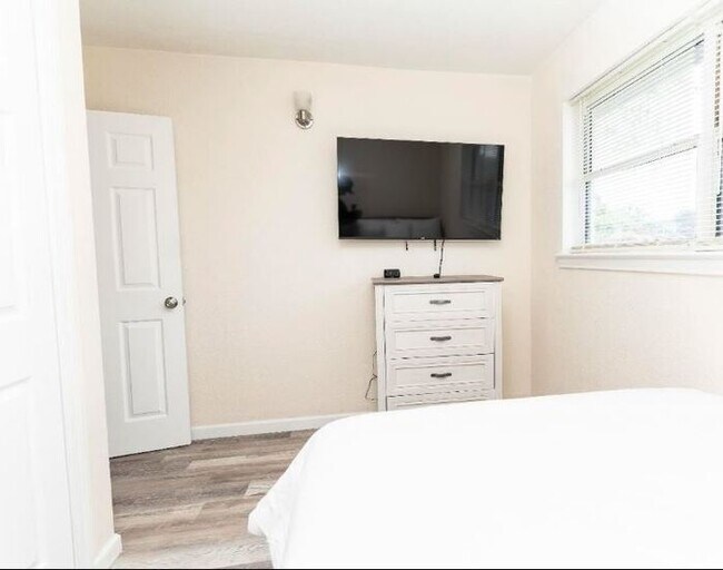 Building Photo - Charming affordable 3/1.5 House minutes from NAS Pensacola & Corry Station