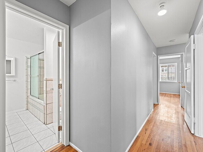 Building Photo - "Spacious 4-Bed, 3-Bath Oasis in Prime Los Angeles Location - 2080 Sq Ft of Comfort!"