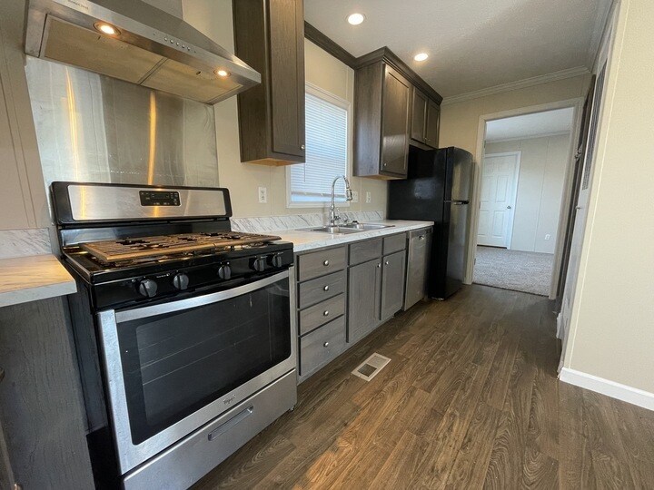 Building Photo - 38054 Versailles St