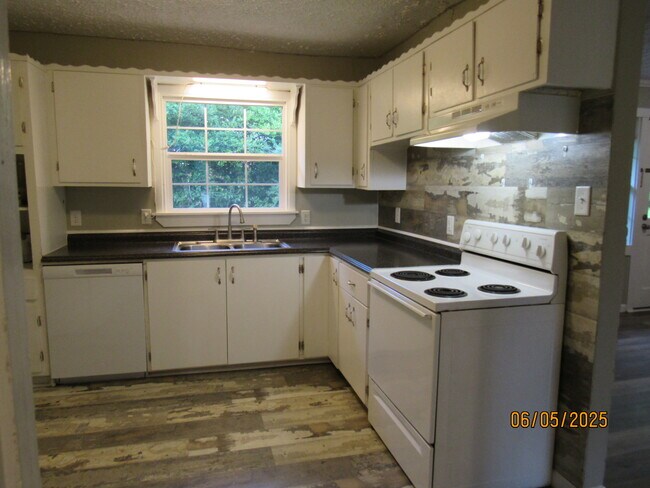 Building Photo - 2215 Macy Ave