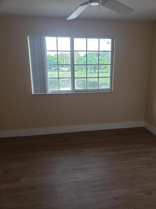 Building Photo - 700 Crestwood Ct S
