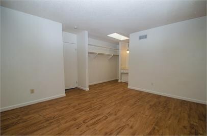 Building Photo - Rarely Available Private 5 Bed 3 Bath House w/ 2 Masters