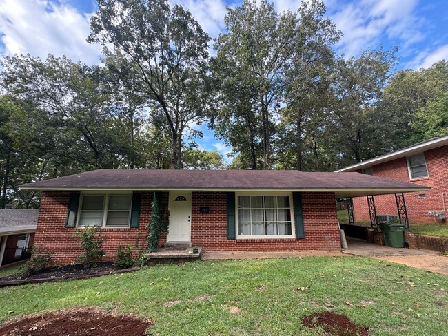 Building Photo - Super Cute home in Forest Hills