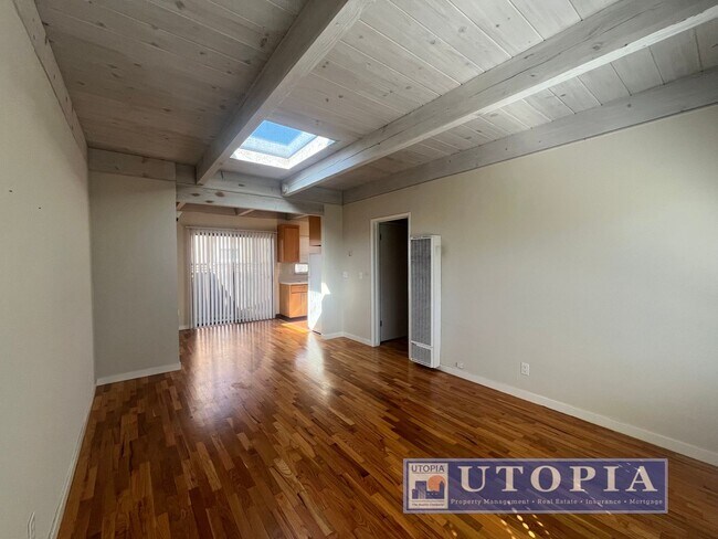 Building Photo - Adorable 1 bedroom, 1 bathroom triplex uni...