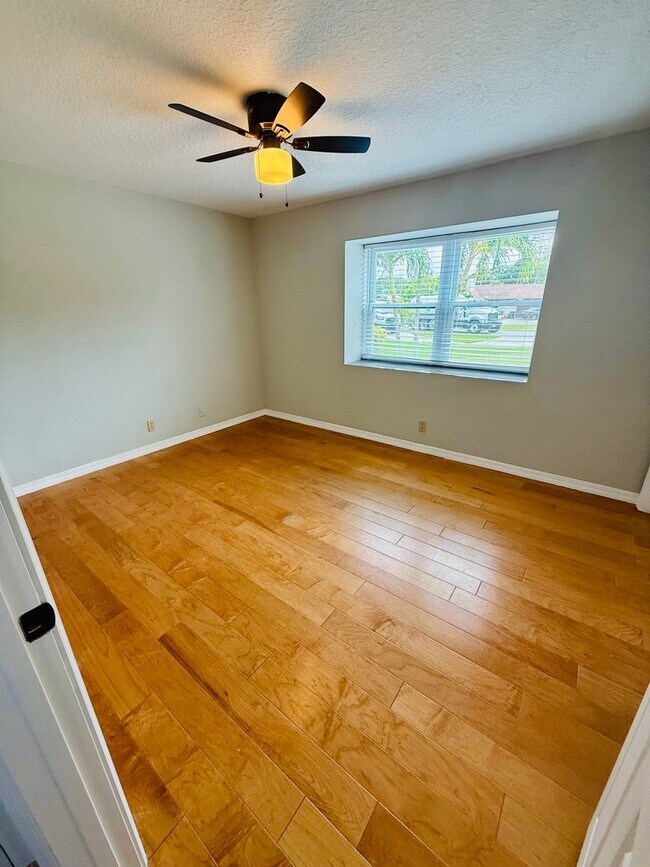 Building Photo - Boater's Dream: 4/2.5/3CG home in exclusiv...