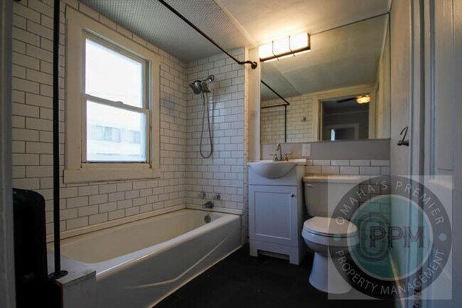 Building Photo - 2 Bed + an Office/ 1 Bath House by UNMC