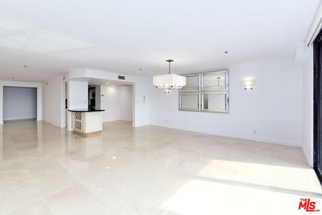 Building Photo - 10660 Wilshire Blvd