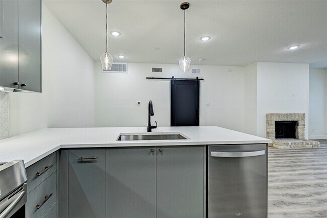 Building Photo - 2100 Tanglewilde St