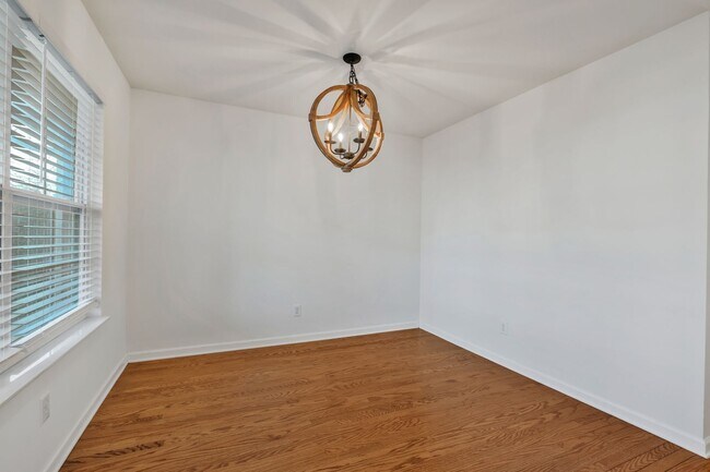 Building Photo - Updated Hermitage townhome, 2BR 2.5 bath, gym, pool, sidewalks, garage, fenced yard, available now!