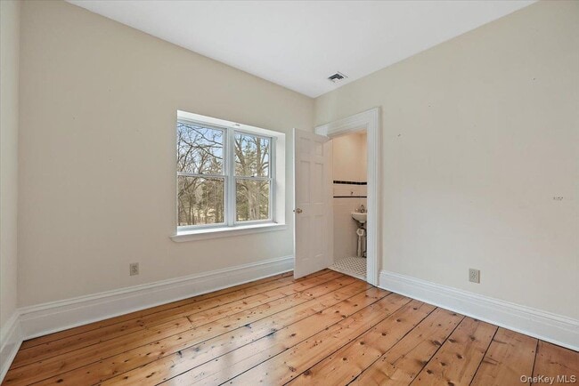 Building Photo - 948 Craigville Rd