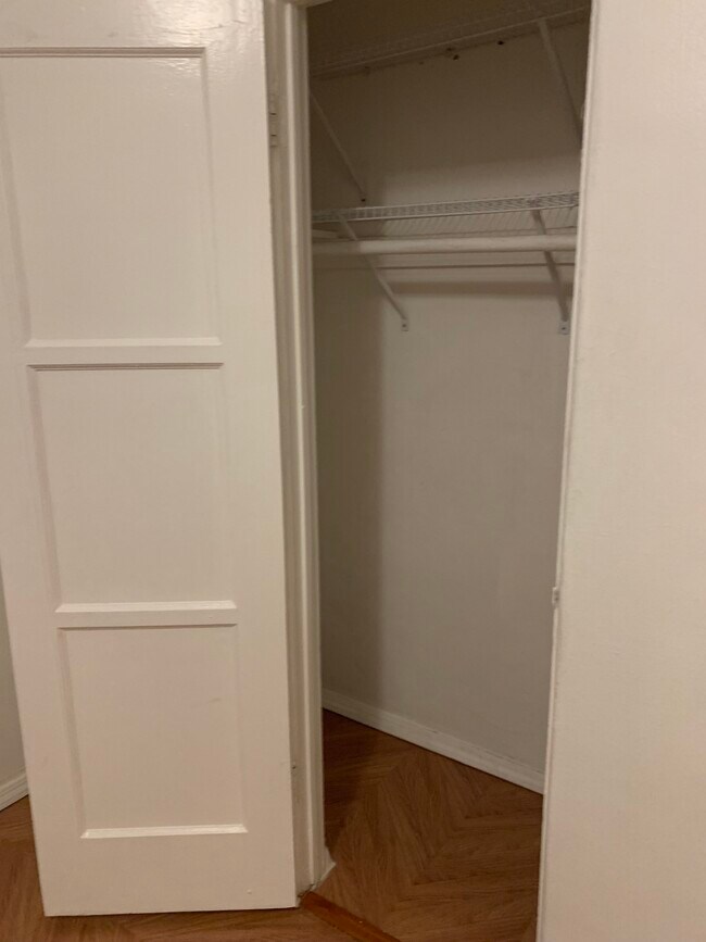 Building Photo - 132 S Canon Dr