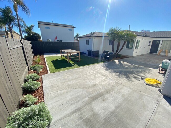 Building Photo - 4BD/2BA with Parking!