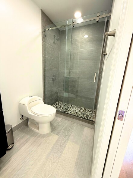 Shower - 13901 SW 92nd Ave