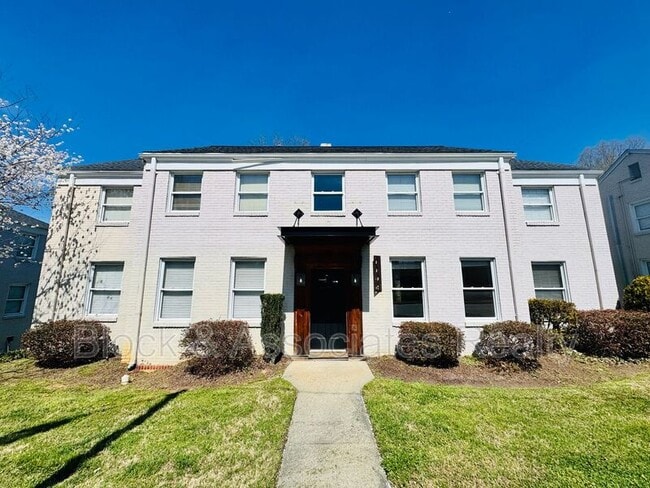 Building Photo - 1108 W Friendly Ave