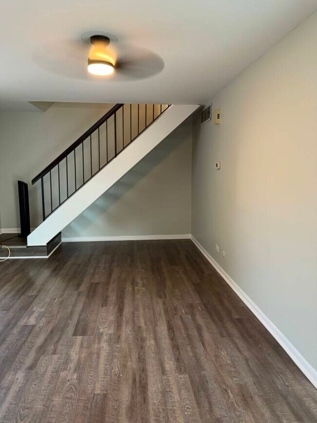 Building Photo - 302 Creekside Dr