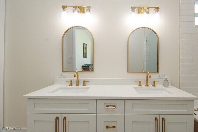 Building Photo - 4879 Esplanade St