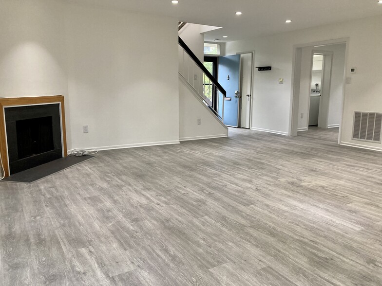 Spacious, bright living - 658 15th St S