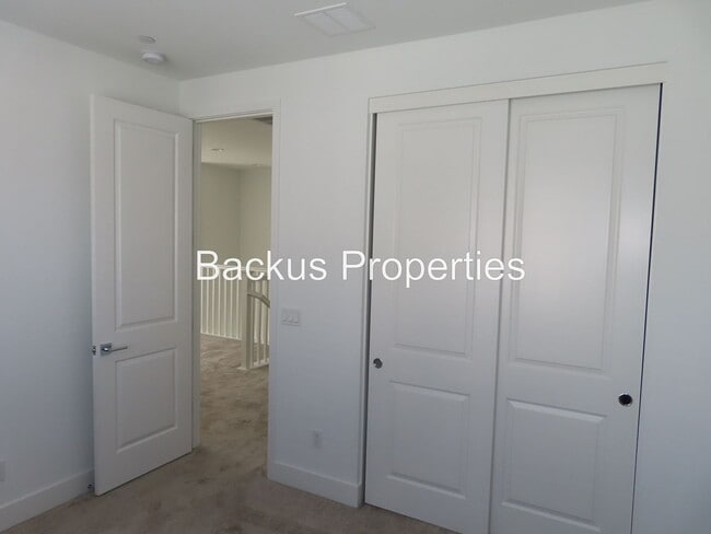 Building Photo - Newer home in Dunes Community