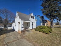 Building Photo - 2 Bedroom House