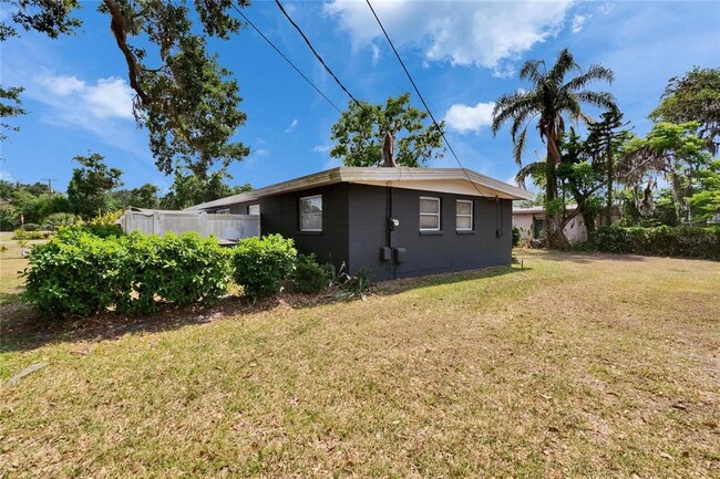Building Photo - 802 W Russell Dr