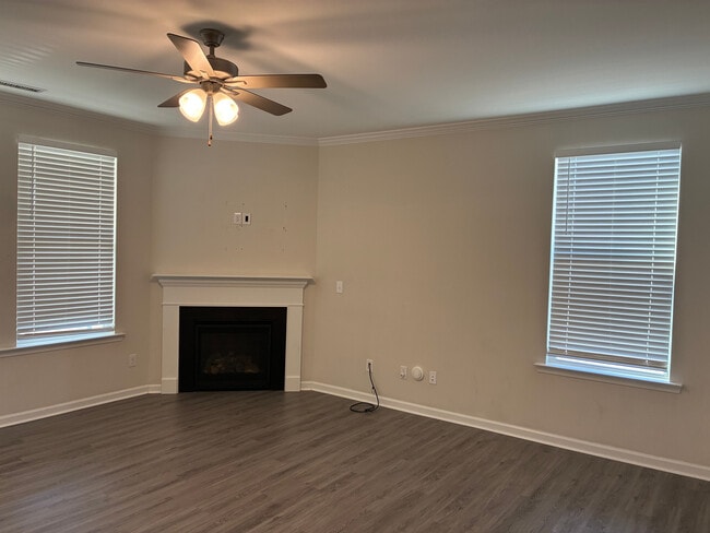 Building Photo - Room in House on Hopper Cir