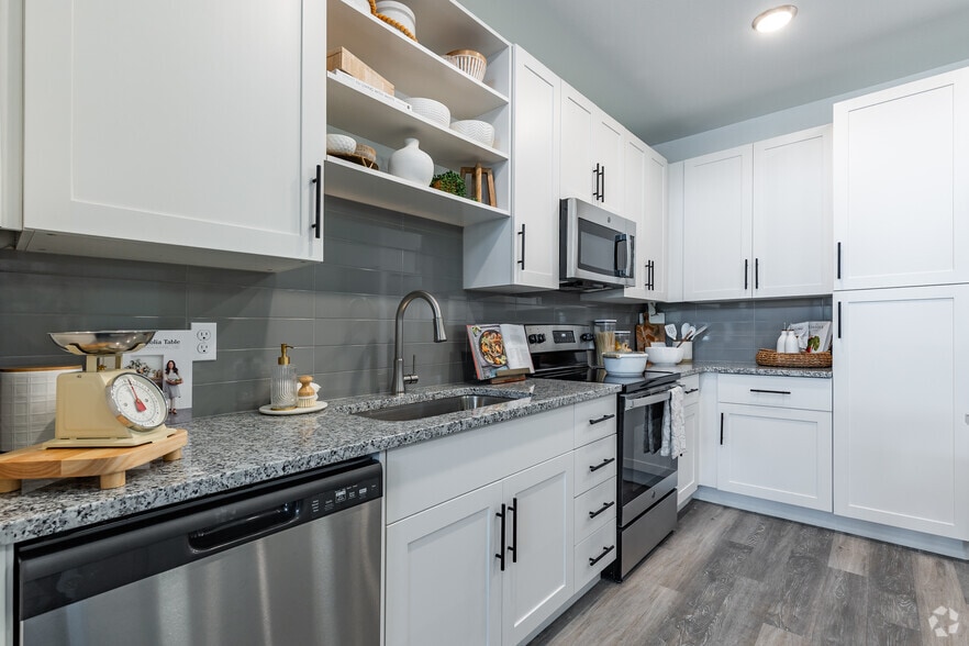 1BR, 1BA - 807SF - Kitchen - Addison Farms