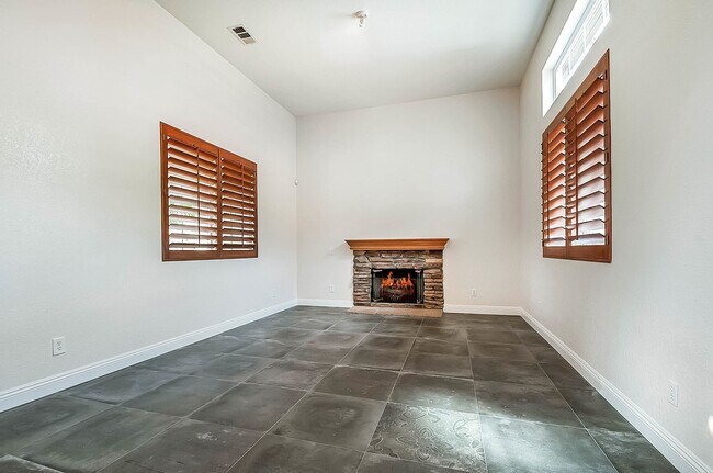 Building Photo - Modern 5 Bedroom in Paseo Del Sol